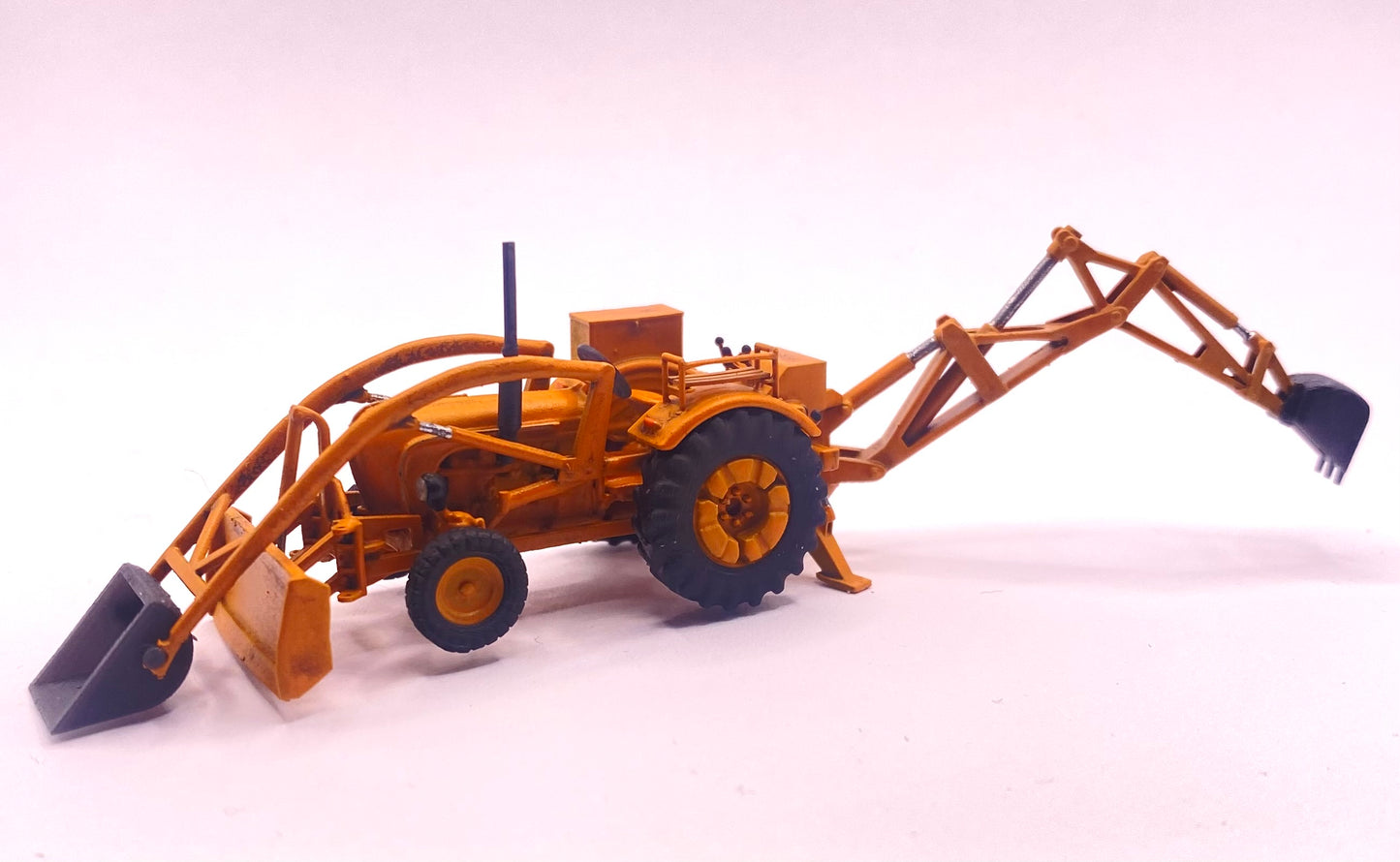 Porsche Diesel Super B308 "Patiniert" - Baggerlader, Baumaschine "Im Baggerbetrieb" - H0, 1:87 - Modeler Series